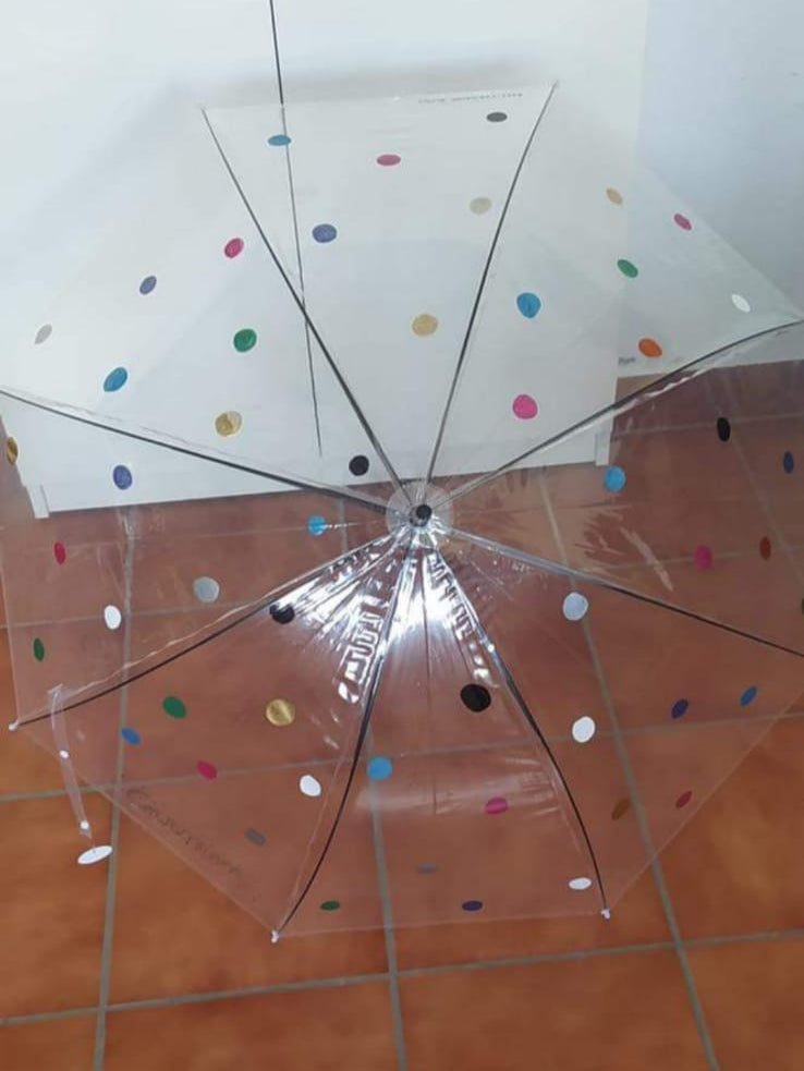 Paraguas transparente de lunares de colores